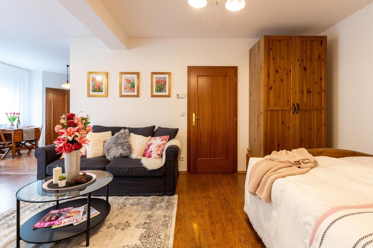 Апартаменты Apartman Dream V Mikulove - Jine Ubytovani Lednice Экстерьер фото
